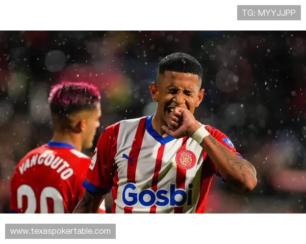 赫罗纳主场球迷高举围巾,致敬球队本赛季表现